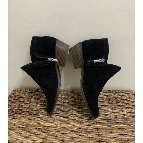 Lucky Brand Perforated Black Suede Leather Low Ankle Bootie Classic Boho Fall 7 - Picture 1 of 8